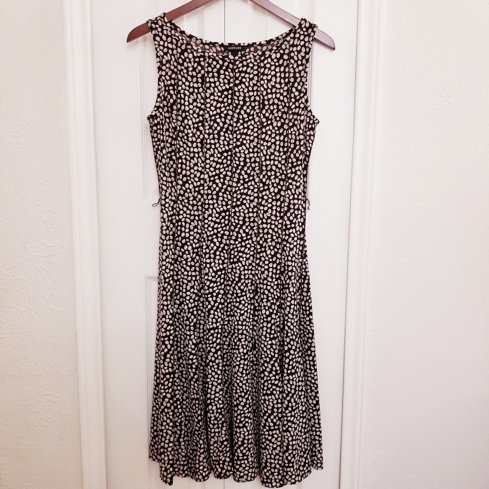 Forever 21, Pleated, Leaf Print Dress in Brown and - Picture 7 of 7